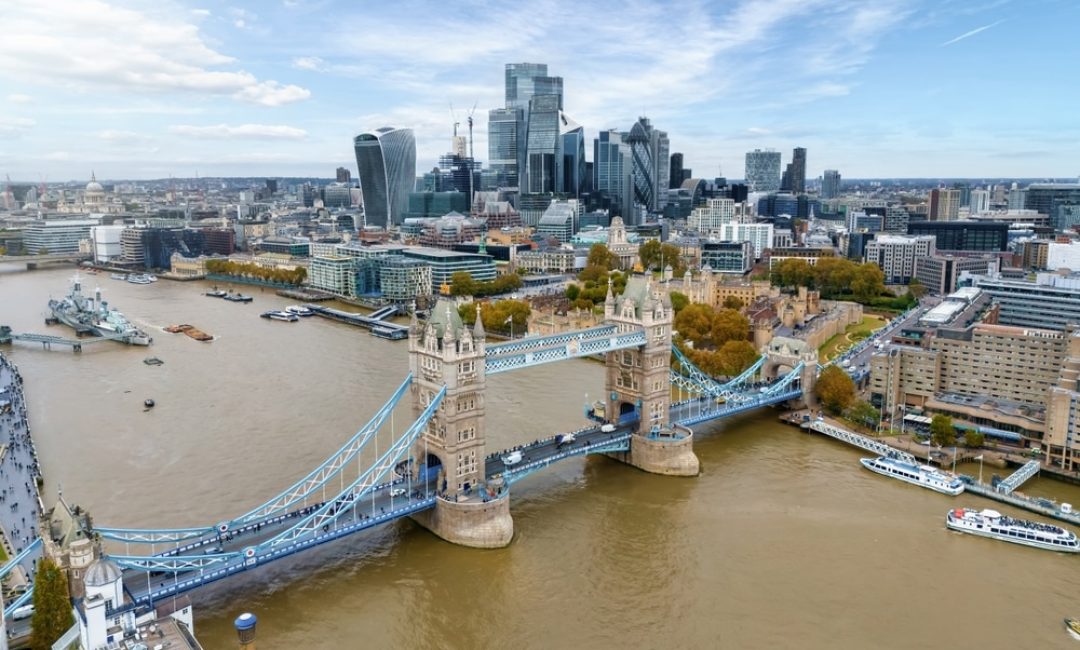 Panoramic,Aerial,View,Of,The,Tower,Bridge,And,Skyline,Of